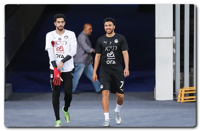 شوبير يقترب من حراسة المرمى في مباراة مصر وبوركينا فاسو مباراة مصر وبوركينا فاسو