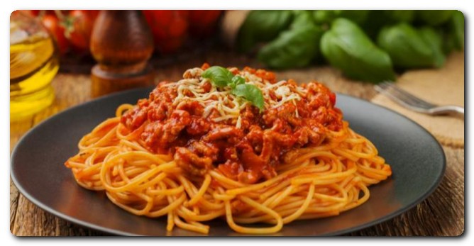 المكرونة بالصوص الأحمر