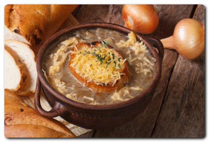 طريقة عمل شوربة البصل في المنزل بأبسط حيلة الشوربة