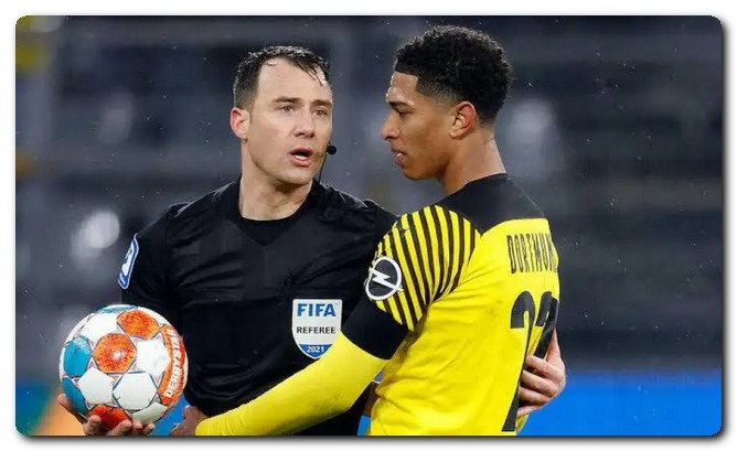 الحكم الإسباني فيلكس تسفاير أُتهم بالرشوة وتم إيقافه حكم مباراة الأهلي وبيراميدز