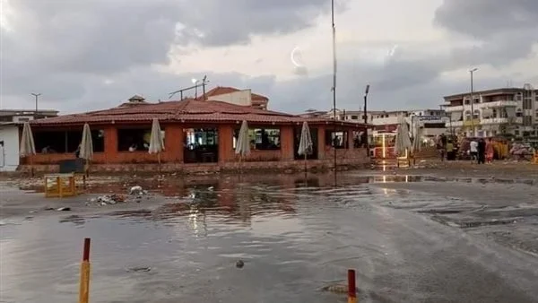 مياه البحر تغمر الكافيهات في رأس البر