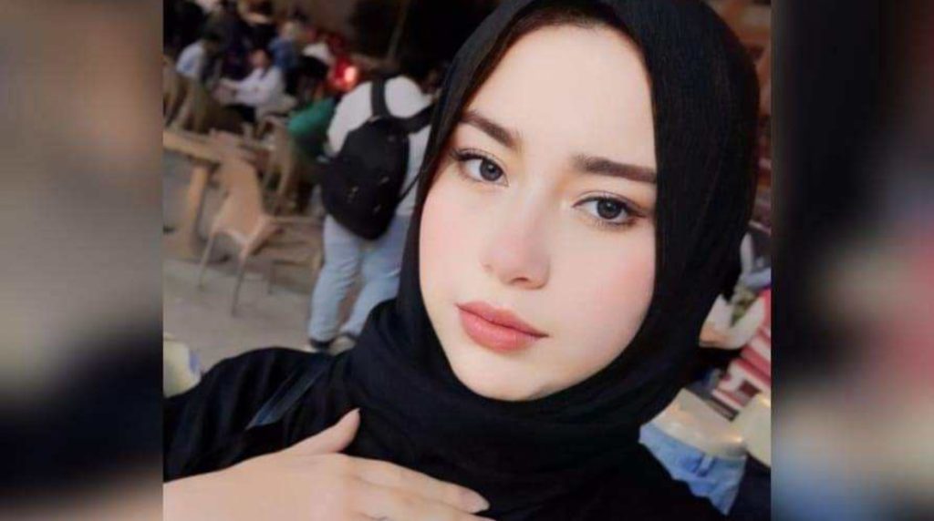 الطالبة منة