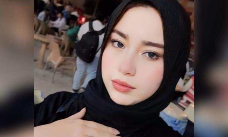 الطالبة منة